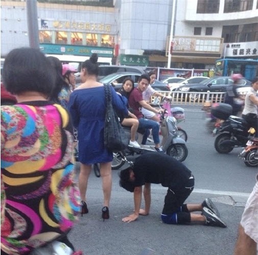 Tròn mắt cảnh cô gái buộc cổ bạn trai, dắt dạo phố