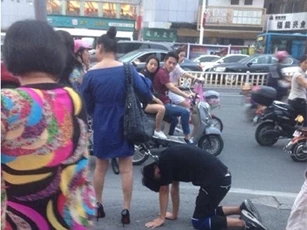 Tròn mắt cảnh cô gái buộc cổ bạn trai, dắt dạo phố