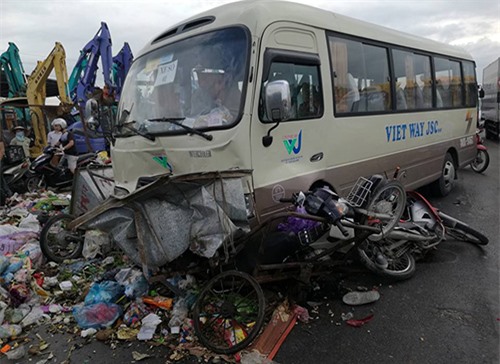 Xe khách đâm liên hoàn 5 xe máy và xe chở rác, nhiều người nhập viện