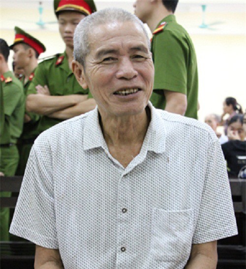 Phẫn nộ "yêu râu bạc" cưỡng hiếp bé gái 14 tuổi, tự hào khoe con chung