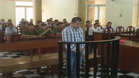 Đâm chết người yêu của tình cũ trong lúc đến thăm con