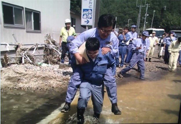 Để cấp dưới cõng qua vũng nước, quan chức Nhật bị "ném đá" tơi bời 