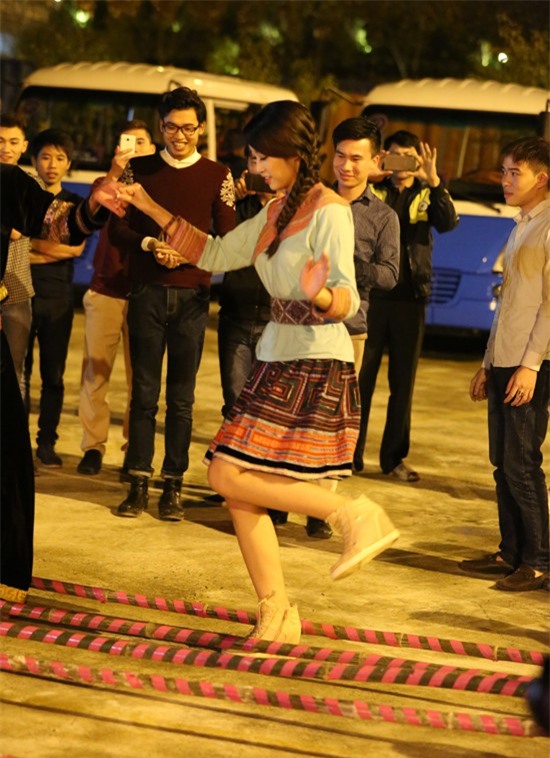 Đỗ Mỹ Linh xinh đẹp nhảy sạp cùng người dân vùng Tây Bắc