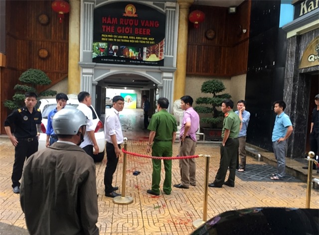 Nổ súng, hỗn chiến kinh hoàng trước quán karaoke ở Nghệ An