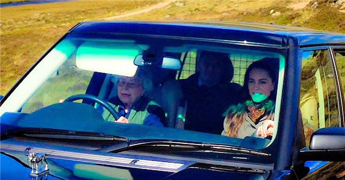 Nữ hoàng Anh 90 tuổi tự mình lái xe siêu xe đi picnic