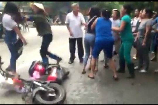 Nữ sinh hùng hổ cầm dao rượt đuổi bạn gần cổng trường