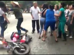 Nữ sinh hùng hổ cầm dao rượt đuổi bạn gần cổng trường