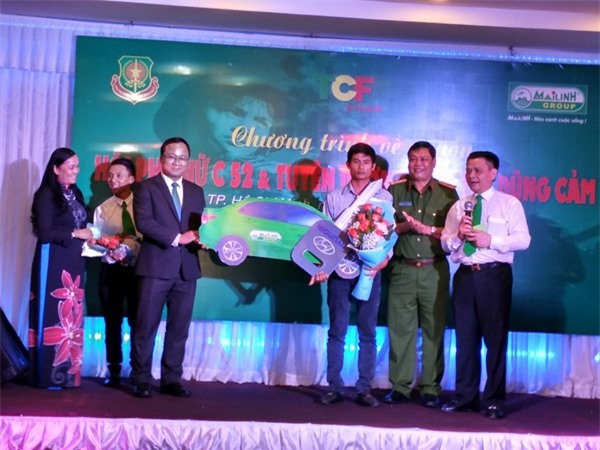 Tài xế xe tải cứu xe khách được tặng xe taxi 450 triệu đồng