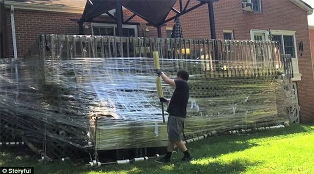 Trông nhà bằng cách cuốn 100 km băng dính xung quanh, ông bố bất lực