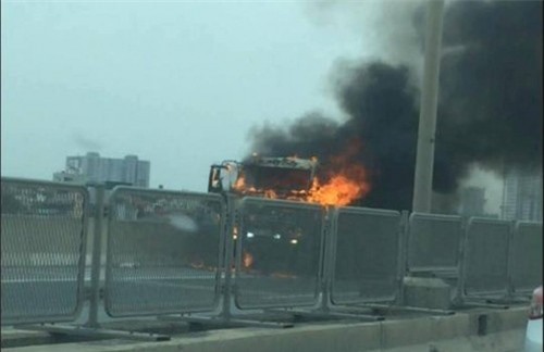 Xe tải bốc cháy lớn, đường vành đai 3 trên cao ùn tắc kéo dài