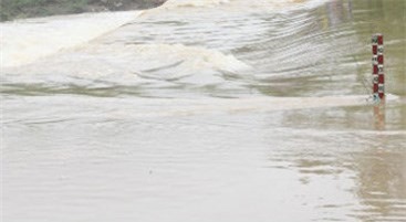 Cái chết thương thâm của em bé vì bị lũ cuốn trôi trên đường đi học