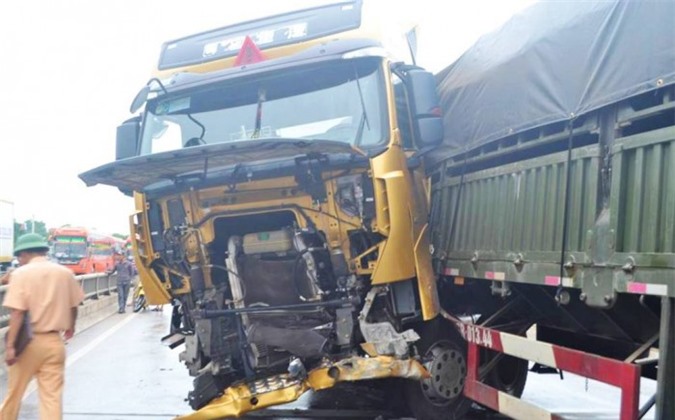 Container mất lái húc bay lan can đường