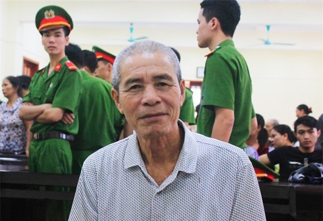 Ông lão "tự hào" làm bé gái 14 tuổi mang bầu lĩnh 12 năm tù