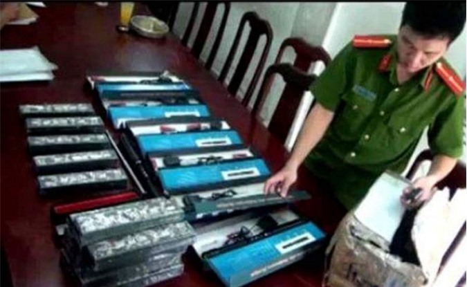 Phát hiện lô hàng roi điện, dùi cui trong kho công ty vận chuyển hàng hóa