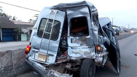 Tài xế ngủ gật, xe container đâm bẹp nát xe tang