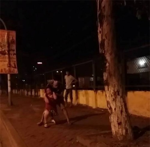 Thiếu nữ 16 tuổi đang mang bầu bị "chồng hờ" đánh đập dã man giữa phố