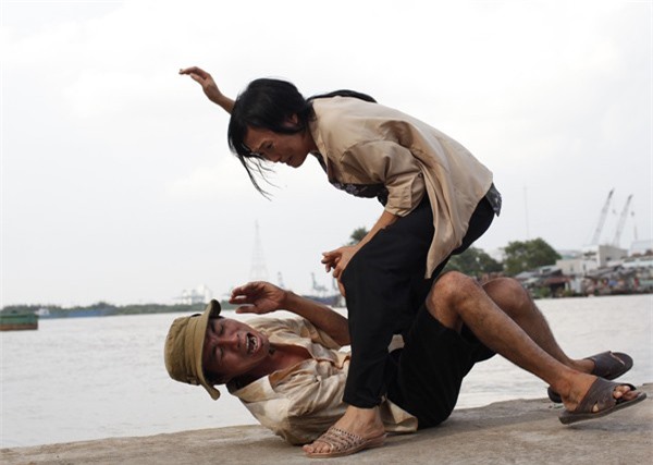 Vợ cầm chày giã gạo thúc mạnh vào "của quý" khiến chồng tử vong