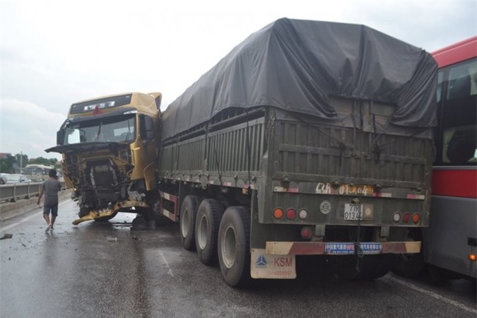 Nghệ An: Xe container mất lái đâm nát dải phân cách giữa đường