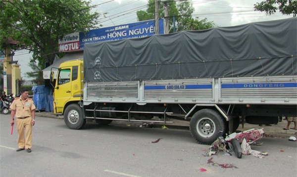 Xe máy phóng nhanh đâm vào đuôi xe tải, nam thanh niên tử nạn