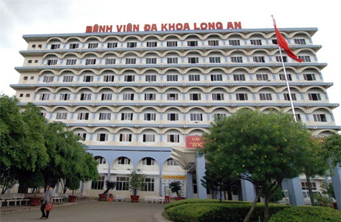 Bị anh trai đánh, cô gái 19 tuổi cầm dao tự rạch bụng