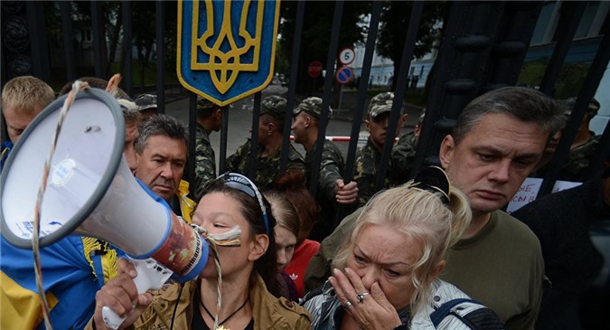 Gia đình quân nhân biểu tình đòi Tổng thống Ukraine cho giải ngũ