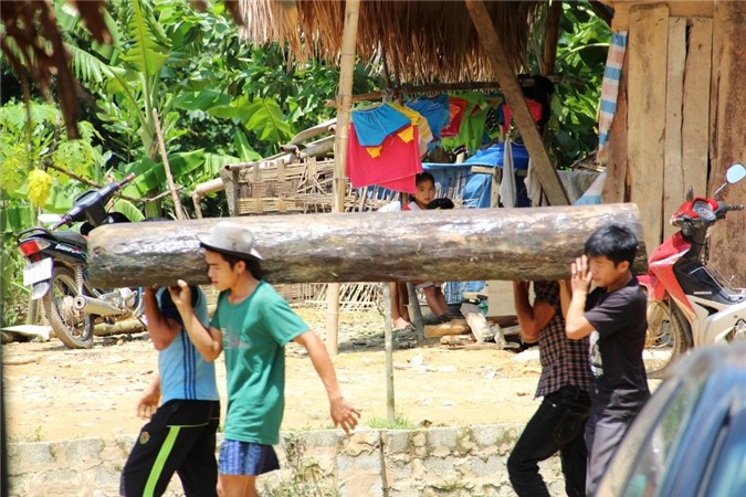 Thanh Hóa: Hàng trăm người tìm nạn nhân bị lũ cuốn ở miền Trung