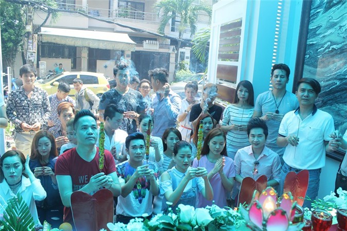 Không chỉ có Hoài Linh, Quang Hà cũng làm lễ cúng giỗ tổ tại nhà