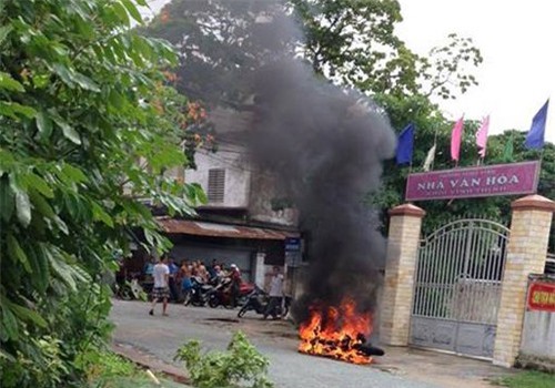 Nghi phạm trộm chó bị người dân đốt xe máy, đánh nhập viện