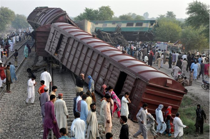Pakistan: Hai tàu đấu đầu kinh hoàng, 156 người thương vong