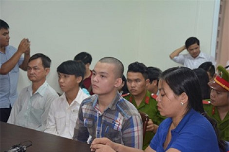 Miễn trách nhiệm hình sự đối với 2 bị cáo cướp bánh mì vì đói