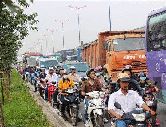 Xe container gây tai nạn liên tiếp, xa lộ Hà Nội kẹt cứng