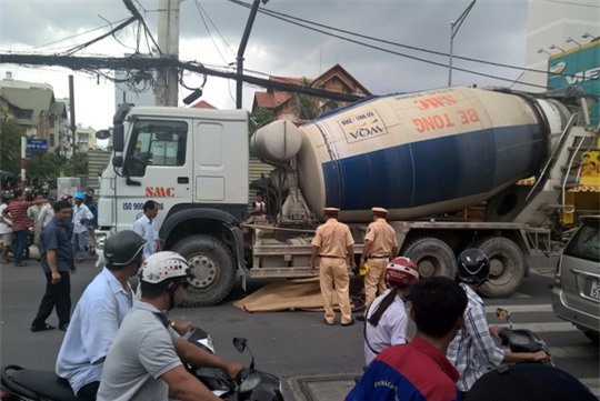 Bàng hoàng người đàn ông chết thảm dưới bánh xe bồn
