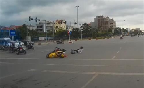 Cố vượt đèn đỏ, cô gái tông người đi xe máy, ngã bất tỉnh