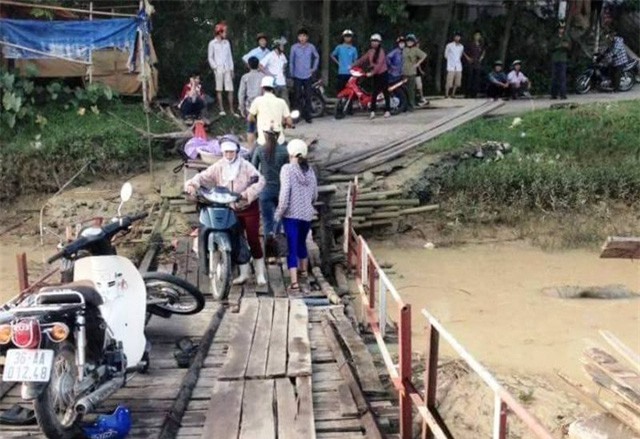 Gặp tai nạn trên cầu phao 2 người chết và mất tích