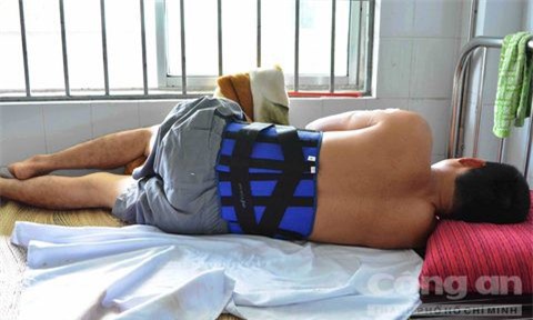 Ghen tuông, người đàn ông cầm dao chém người trong đám giỗ