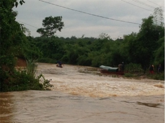 Quên mình cứu bạn, một học sinh lớp 5 bị lũ cuốn tử vong
