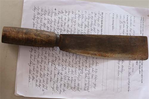 Sốc: Mẹ chồng "nổi điên" xách dao chém con dâu 13 nhát