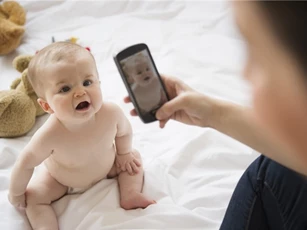 Thiếu nữ kiện bố mẹ ra tòa vì đăng ảnh thời thơ ấu lên Facebook
