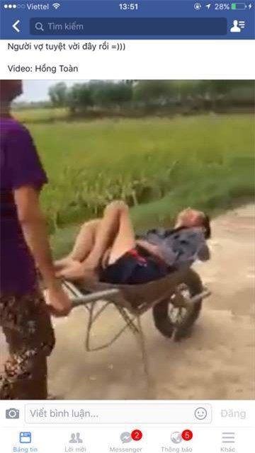 Vợ dùng xe "rùa" chở chồng say xôn xao cộng đồng mạng