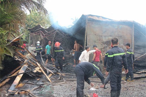 Xưởng gỗ ngàn mét vuông bùng cháy, thiệt hại hàng tỷ đồng