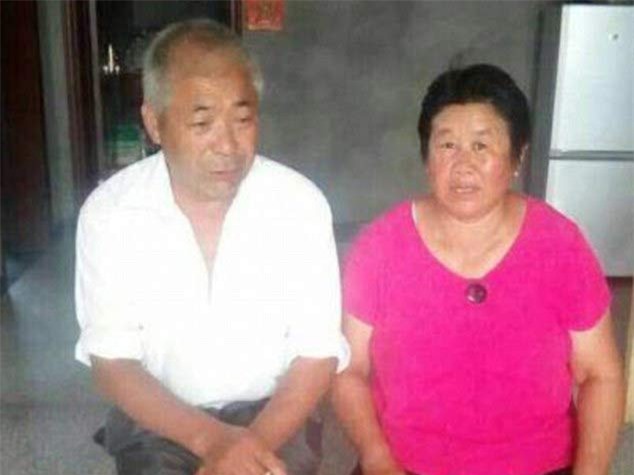 Bố mẹ khóc òa gặp lại con trai "đã chết" 35 năm trước