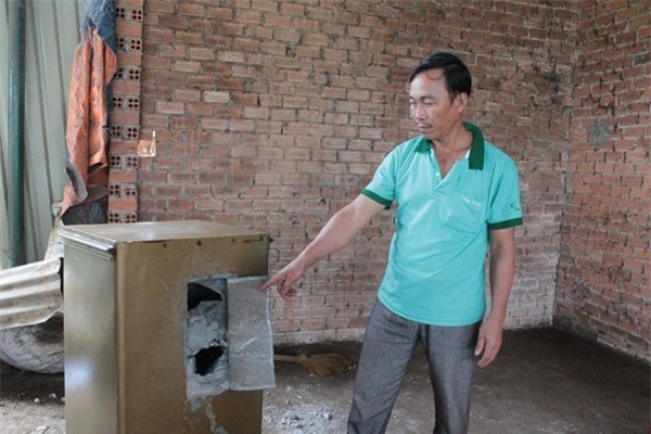 Kẻ gian đột nhập nhà tắt camera giám sát, đục két sắt lấy tài sản