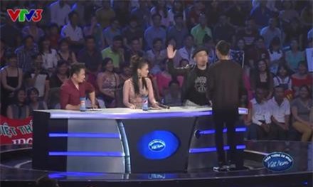 Nhạc sĩ Huy Tuấn gây sốc khi tát thí sinh Vietnam Idol trên sóng trực tiếp