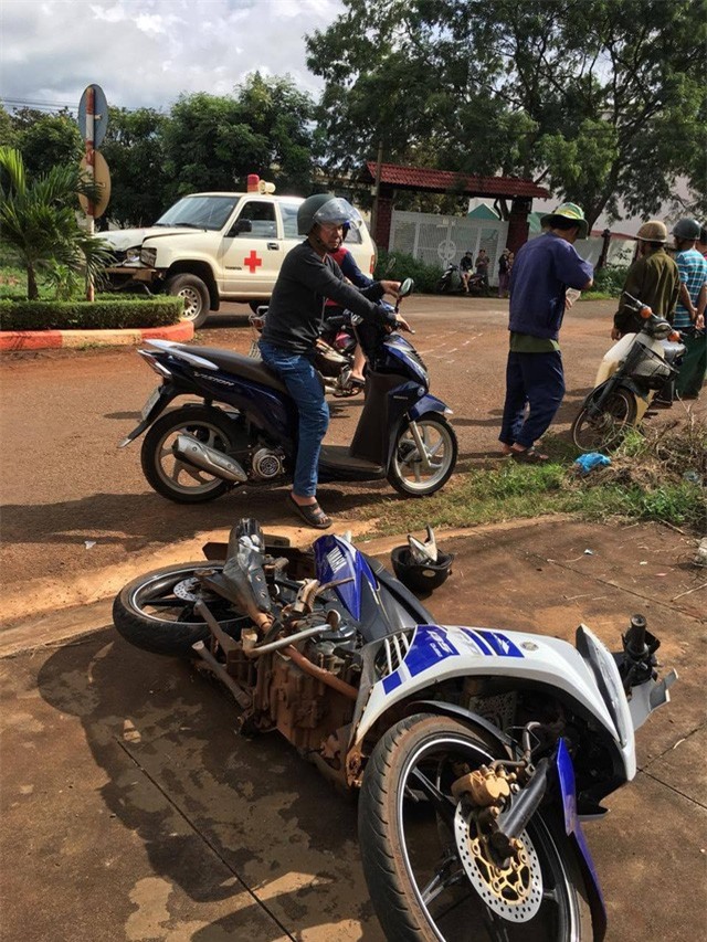 Phóng nhanh đâm vào xe cấp cứu, 2 thanh niên say xỉn nhập viện