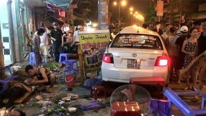 "Xe điên" cày nát quán nhậu ven đường, 4 người trọng thương