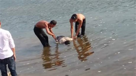 Bắt ba nghi can đuổi đánh khiến một thanh niên chết đuối