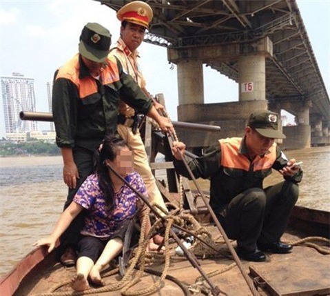 CSGT kịp thời cứu sống phụ nữ nhảy cầu Chương Dương tự tử