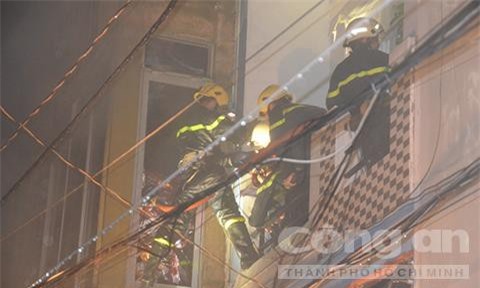 Gã chồng phóng hỏa đốt vợ và con trai 4 tháng tuổi