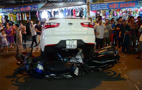 Ô tô lùi gấp, cuốn 6 xe máy vào gầm ở Sài Gòn