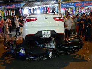 Ô tô lùi gấp, cuốn 6 xe máy vào gầm ở Sài Gòn